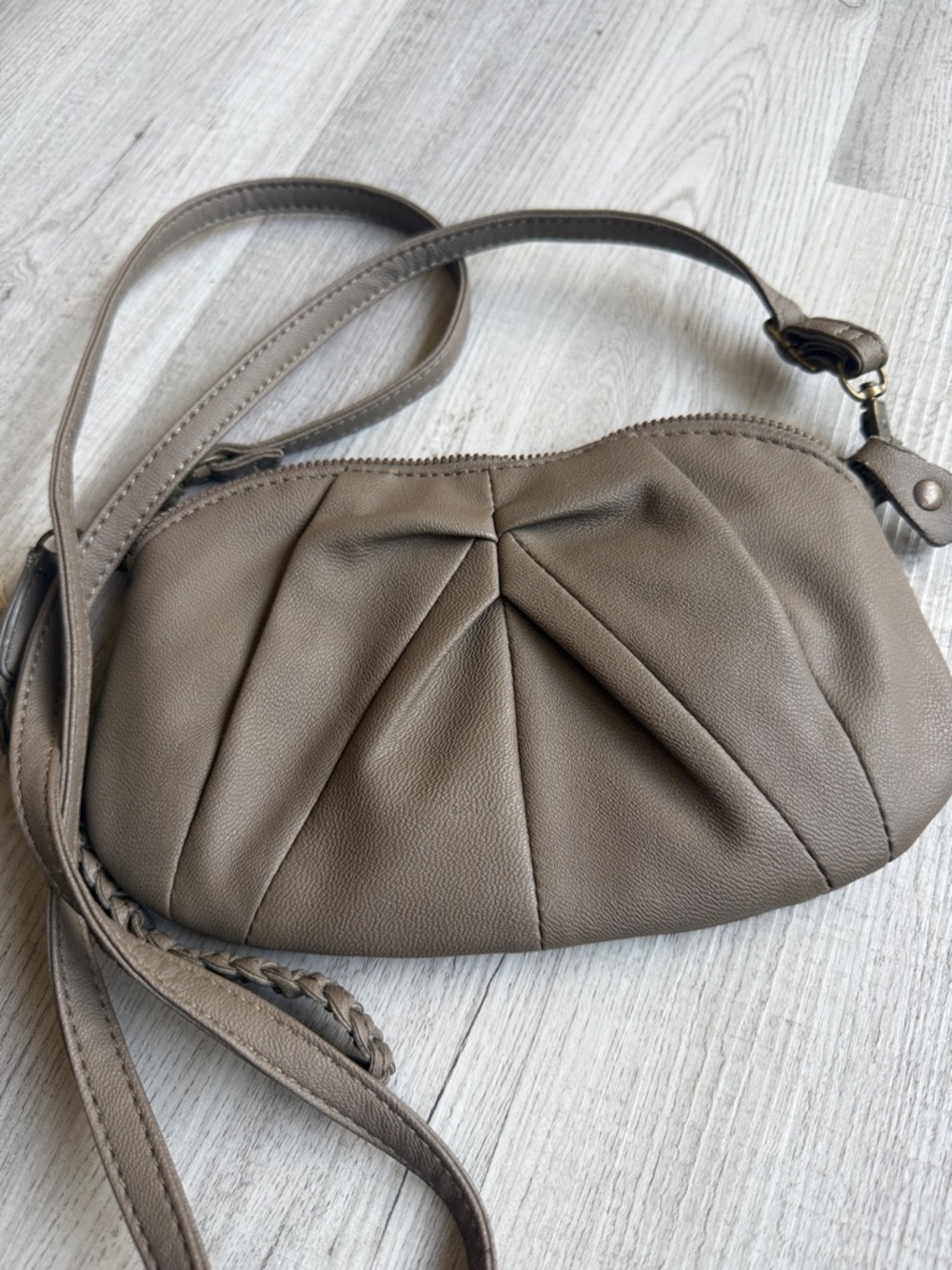 Deena‎ & Ozzy Taupe Crossbody Bag Pleated Front Vegan Leather - Picture 8 of 8